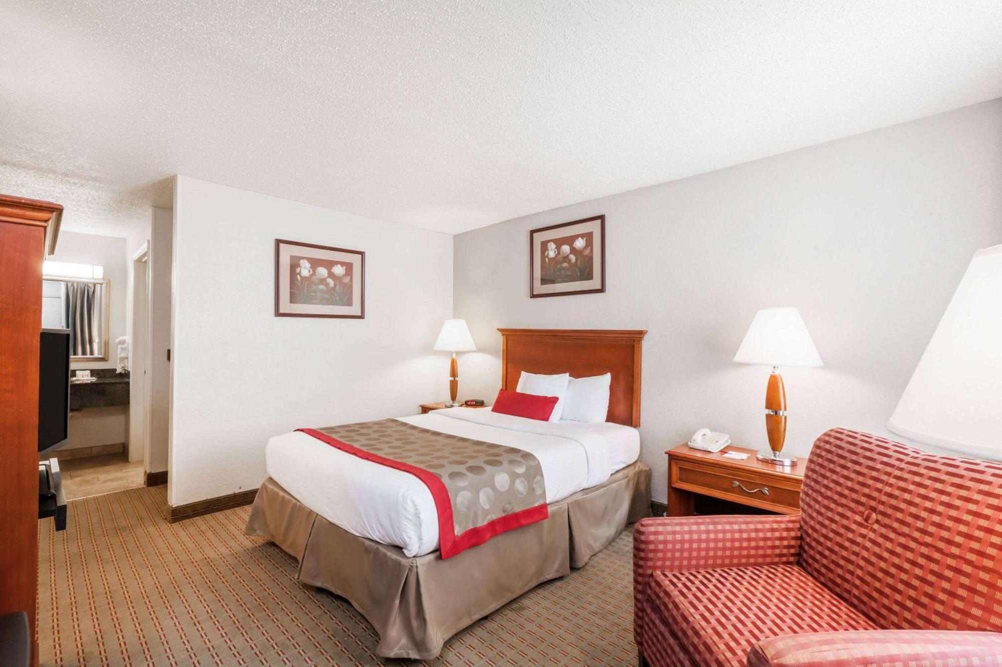 Ramada By Wyndham New Iberia Hotel Eksteriør billede
